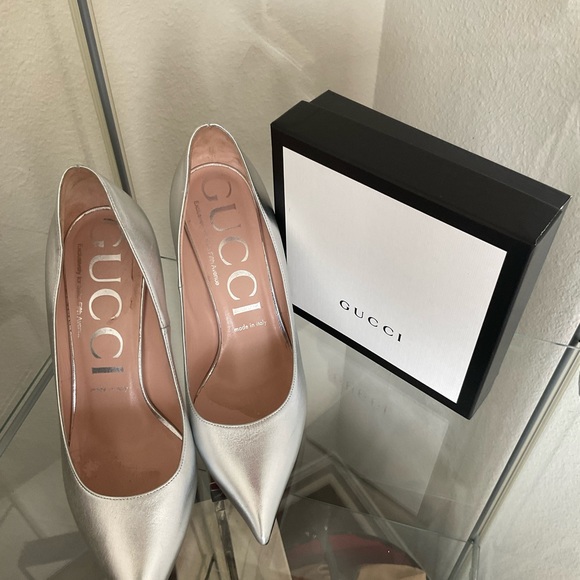 GUCCI Virginia with Removable Crystal Hearts Pumps - Picture 2 of 9